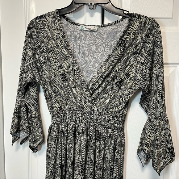 Lapogee Black & White Bell Sleeve Deep V-Neck Maxi Dress size Small - Picture 4 of 5